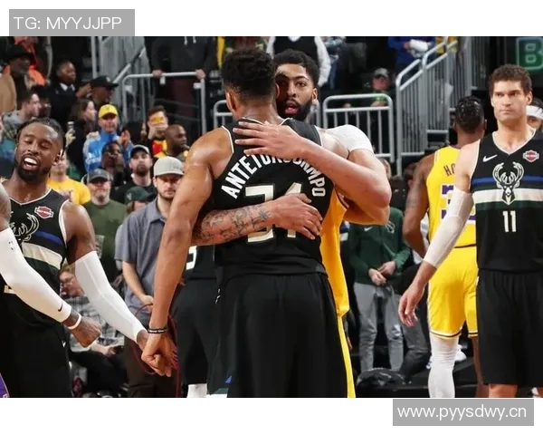 字母哥赛场小动作被镜头捕捉引发球迷热烈讨论与媒体广泛关注 字母哥赛场小动作被镜头捕捉引发球迷热烈讨论与媒体广泛关注