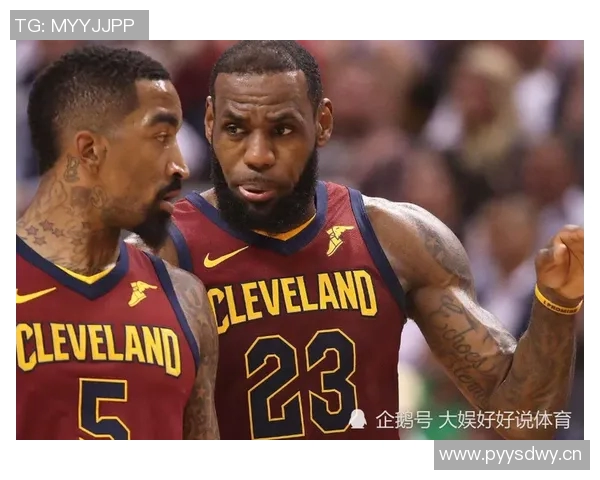 篮球赛场背后小动作引热议 球员隐秘举动成焦点话题